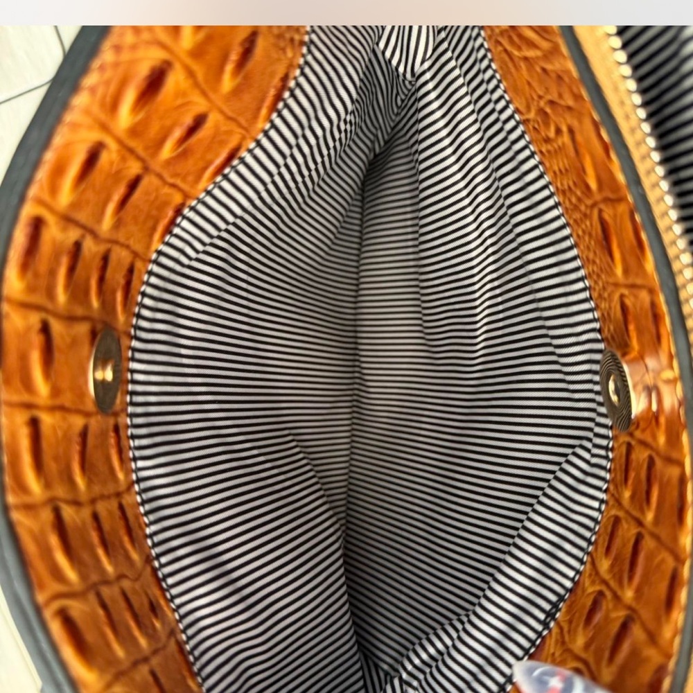 Elegant Tan Ostrich pattern Handbag - Picture 6 of 7